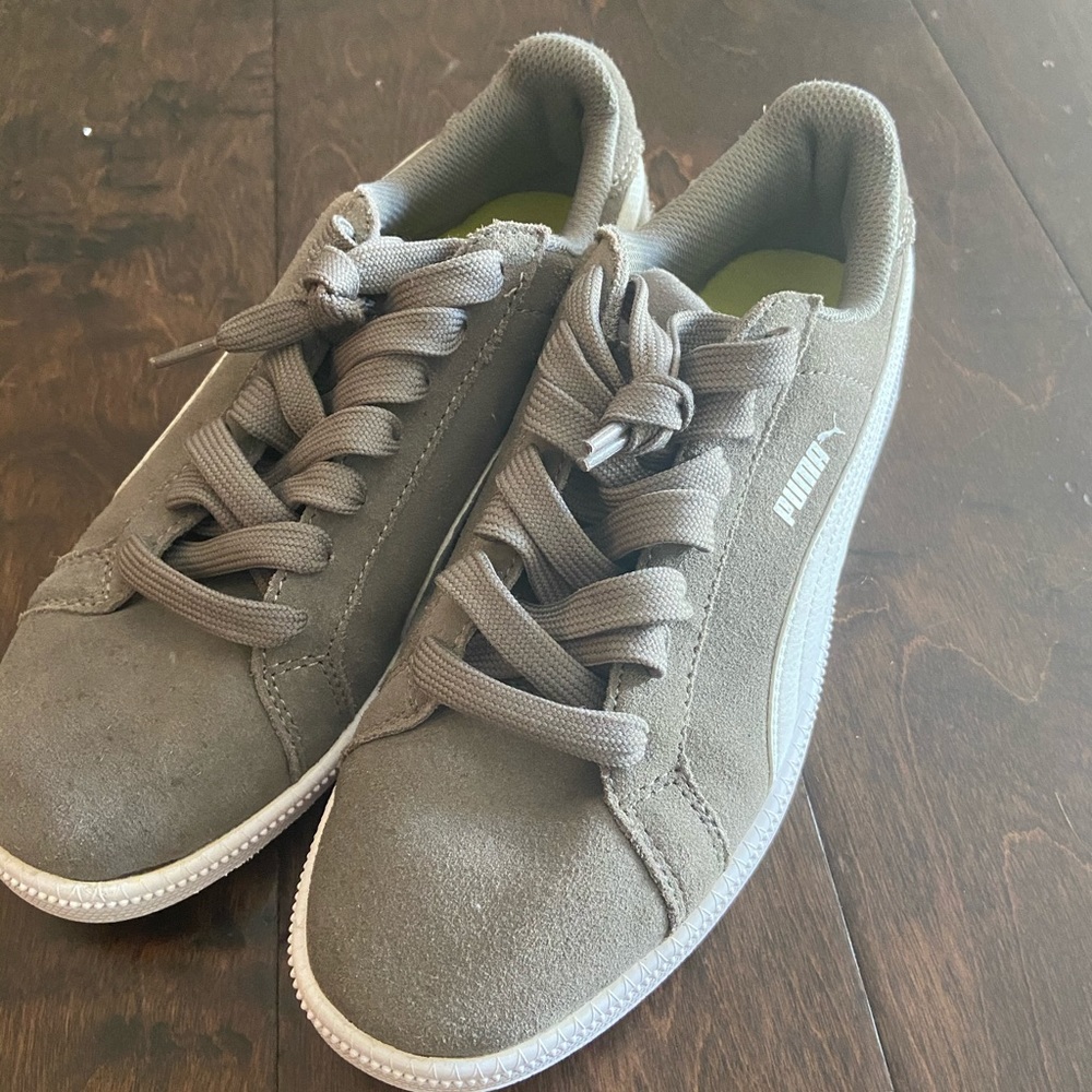 Suede pumas - Picture 1 of 2